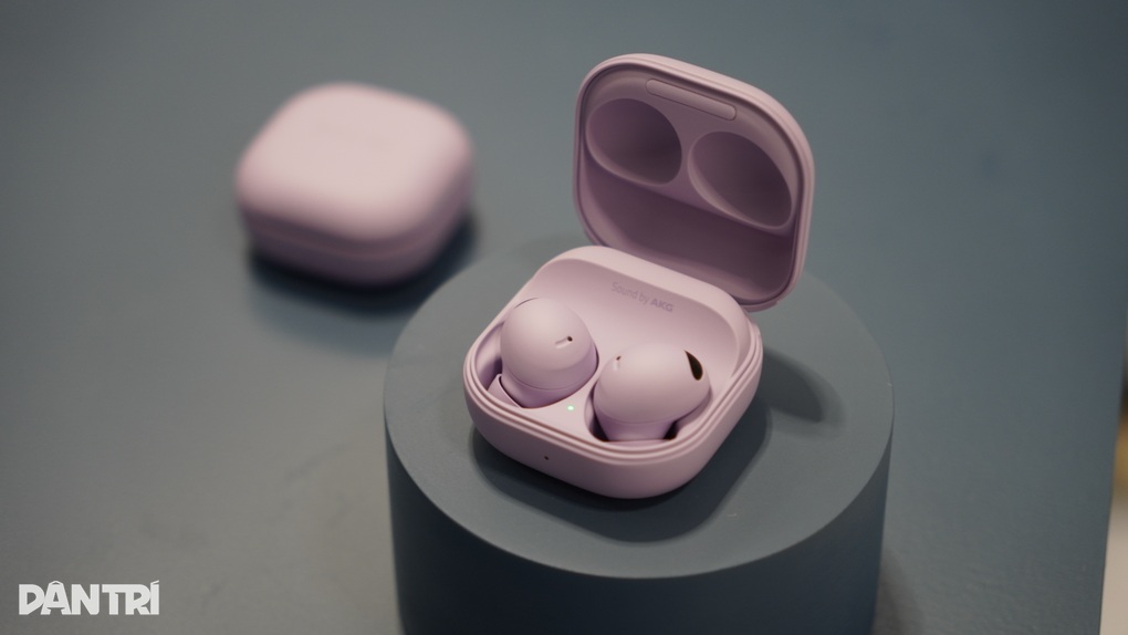 Galaxy Buds 2 Pro có thiết kế nhỏ gọn hơn so với phiên bản Galaxy Buds Pro trước đây (Ảnh: Thế Anh). Galaxy Buds 2 Pro có thiết kế nhỏ gọn hơn so với phiên bản Galaxy Buds Pro trước đây (Ảnh: Thế Anh).