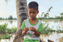 Cha mẹ bỏ rơi, bé 8 tuổi sống lay lắt với ngoại nghèo, nguy cơ thất học