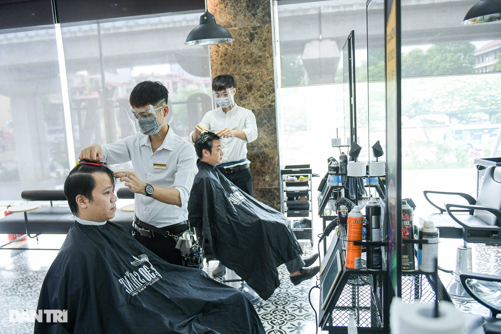 Hà Nội: Nhiều người nhịn ăn sáng, cấp tốc đi xếp hàng cắt tóc, làm đẹp - 5 Hà Nội: Nhiều người nhịn ăn sáng, cấp tốc đi xếp hàng cắt tóc, làm đẹp - 5