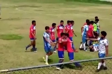 Cay cú vì bị đuổi, cầu thủ đấm thẳng vào mặt trọng tài