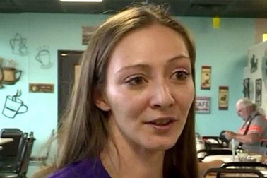 Nữ nhân viên phục vụ nhận hơn 40 triệu tiền boa từ người lái xe tải