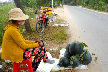 Dưa hấu ế ẩm, nông dân đưa ra đường ngồi bán