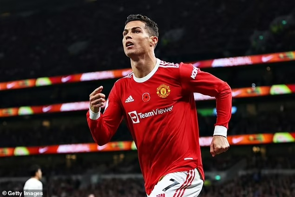 Tranh cãi Messi trượt đề cử Quả bóng vàng, Ronaldo 18 năm liên tục góp mặt - 3 Tranh cãi Messi trượt đề cử Quả bóng vàng, Ronaldo 18 năm liên tục góp mặt - 3