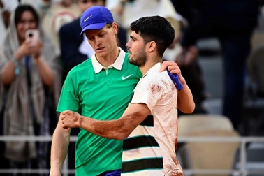 Alcaraz cảm ơn đối thủ, Sinner tiếc nuối sau trận chung kết Roland Garros