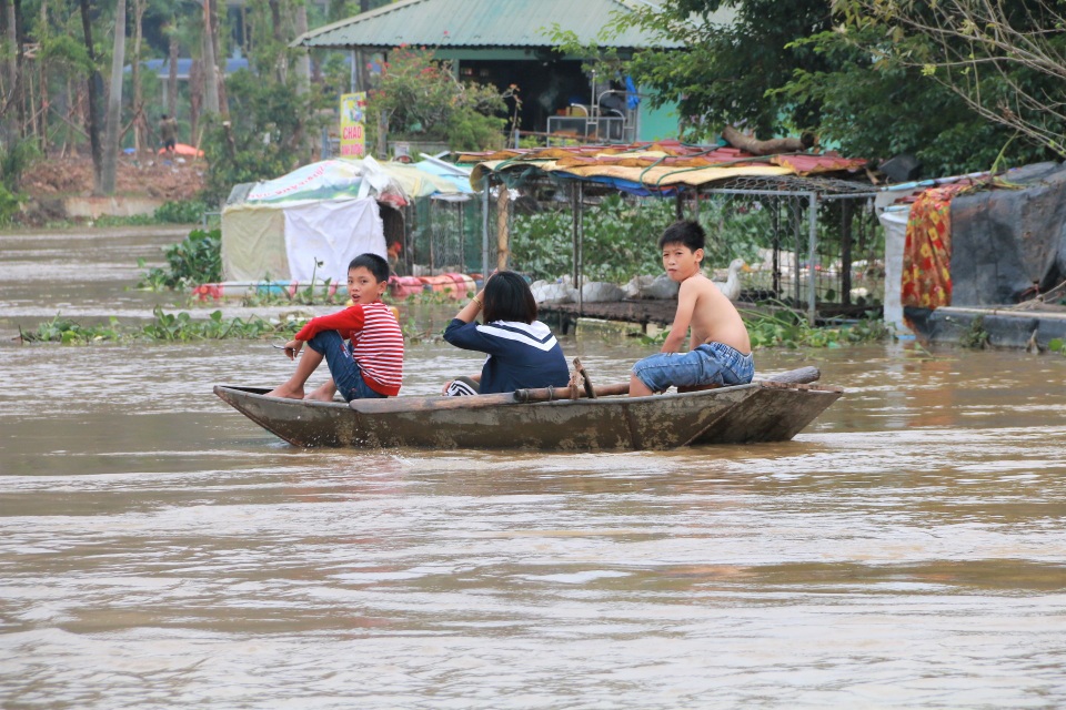 Hàng trăm hộ dân bị nước lũ sông Hoàng Long cô lập - 10 Hàng trăm hộ dân bị nước lũ sông Hoàng Long cô lập - 10