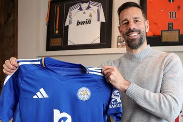 Van Nistelrooy chính thức có bến đỗ mới, trực tiếp đối đầu với Man Utd