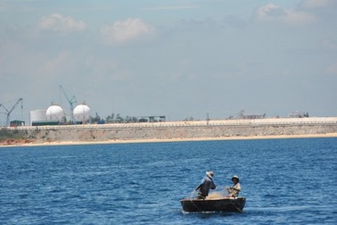 Ngừng đánh bắt thủy hải sản quanh cảng suất nhà máy lọc dầu Dung Quất