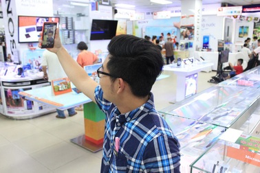 Giới trẻ đua nhau selfie để mua smartphone giá sốc
