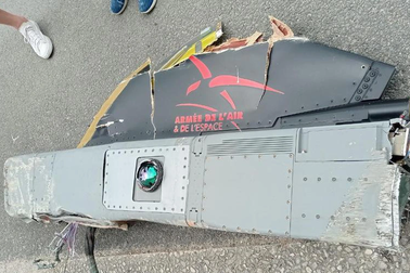 Tiêm kích Pháp bị gẫy đuôi sau cú va chạm trên không