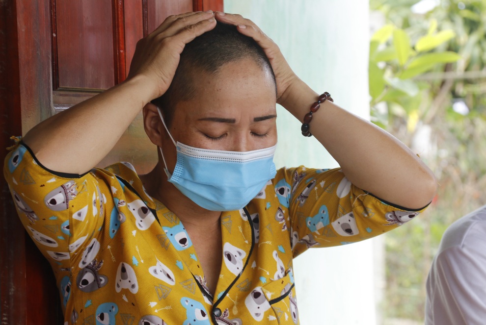 Xót xa cảnh người mẹ ôm con nhỏ nghẹn ngào cầu xin nhà hảo tâm cứu chồng - 4 Xót xa cảnh người mẹ ôm con nhỏ nghẹn ngào cầu xin nhà hảo tâm cứu chồng - 4