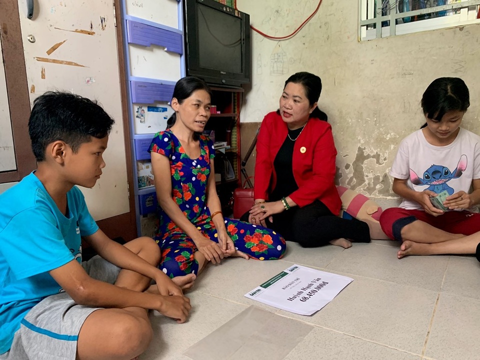 Người phụ nữ mù goá chồng nuôi 3 con thơ dại được giúp đỡ hơn 68 triệu đồng - 2 Người phụ nữ mù goá chồng nuôi 3 con thơ dại được giúp đỡ hơn 68 triệu đồng - 2