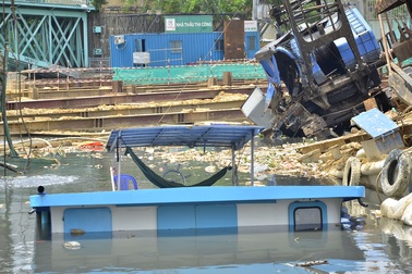 Sà lan lật nghiêng đè chìm 2 sà lan bên cạnh