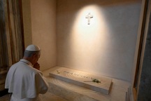 Tân Giáo hoàng Leo XIV viếng mộ người tiền nhiệm