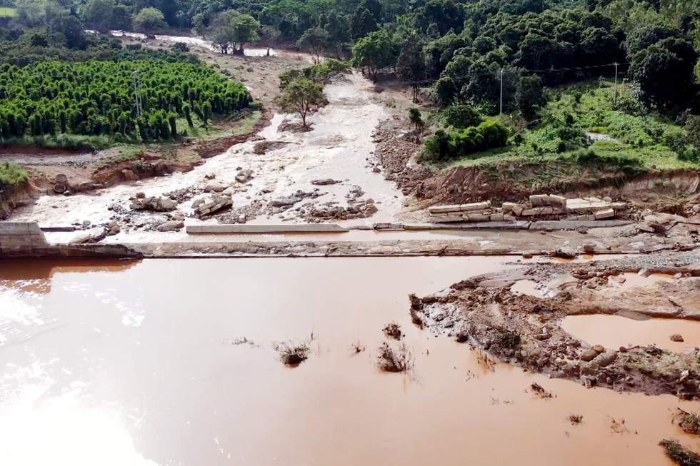 Tan hoang sau vụ vỡ tường đập thủy điện - 2 Tan hoang sau vụ vỡ tường đập thủy điện - 2