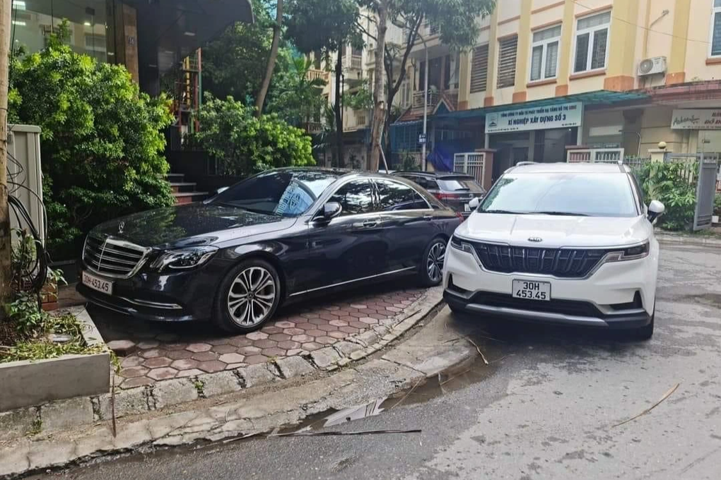 Thêm trường hợp hai xe ô tô cùng biển số đỗ cạnh nhau gây xôn xao - 3 Thêm trường hợp hai xe ô tô cùng biển số đỗ cạnh nhau gây xôn xao - 3