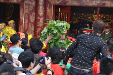 Tái diễn cảnh giẫm đạp, ẩu đả để "cướp" lộc ở hội Gióng