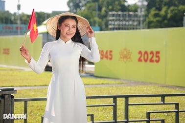 Nắng 40 độ C, giới trẻ xếp hàng dài chụp ảnh ở Lăng Bác trước 2/9