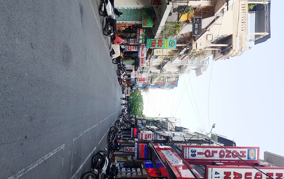 Đường phố Huế vắng bóng người sau ca nhiễm Covid-19 của du khách - 14 Đường phố Huế vắng bóng người sau ca nhiễm Covid-19 của du khách - 14