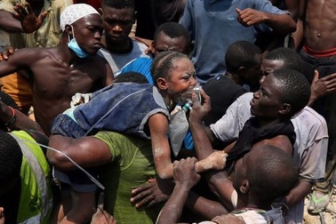 Trường học đổ sập tại Nigeria, 100 học sinh nghi bị chôn vùi