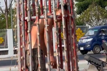 Thanh niên leo vào cột đèn 10m không chịu ra, cảnh sát mang cưa giải cứu