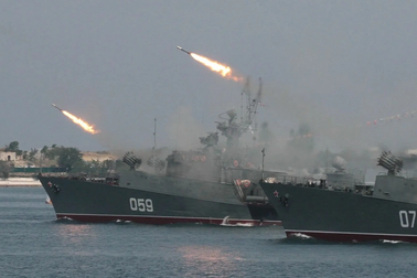 Nga điều tàu chiến mang tên lửa, sẵn sàng trực chiến ở Biển Đen