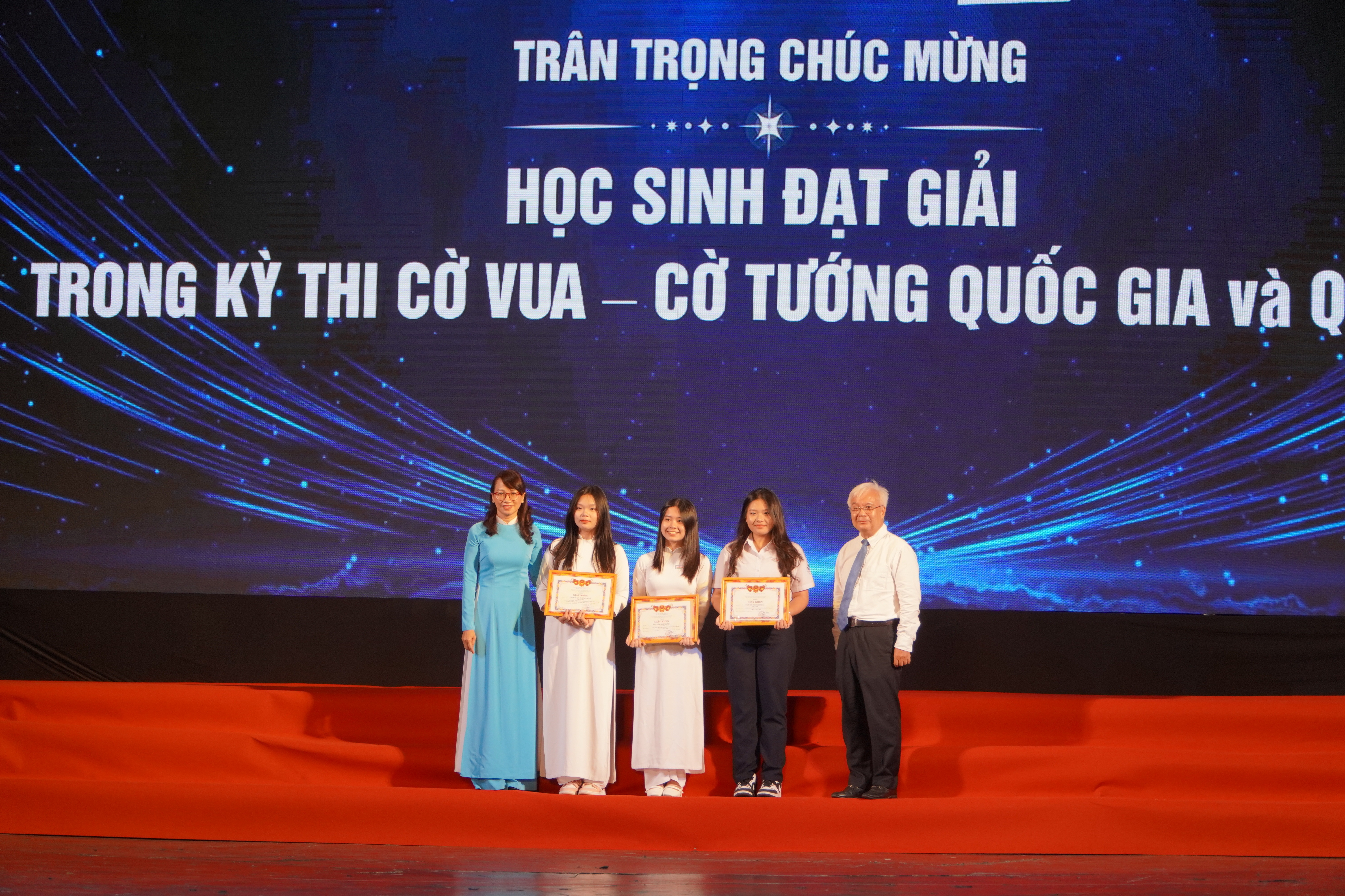 हो ची मिन्ह सिटी के एक स्कूल में लगभग 99% उत्कृष्ट छात्र हैं, 12वीं कक्षा के छात्रों ने 100 बिलियन VND की छात्रवृत्ति जीती - 2 Một trường ở TPHCM có gần 99% học sinh giỏi, lớp 12 giành 100 tỷ học bổng - 2