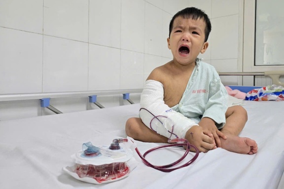 Mẹ góa khẩn cầu sự sống cho con trai 2 tuổi mắc bệnh hiểm