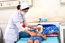 Bé trai 4 tuổi bỏng mặt do bóng bay phát nổ