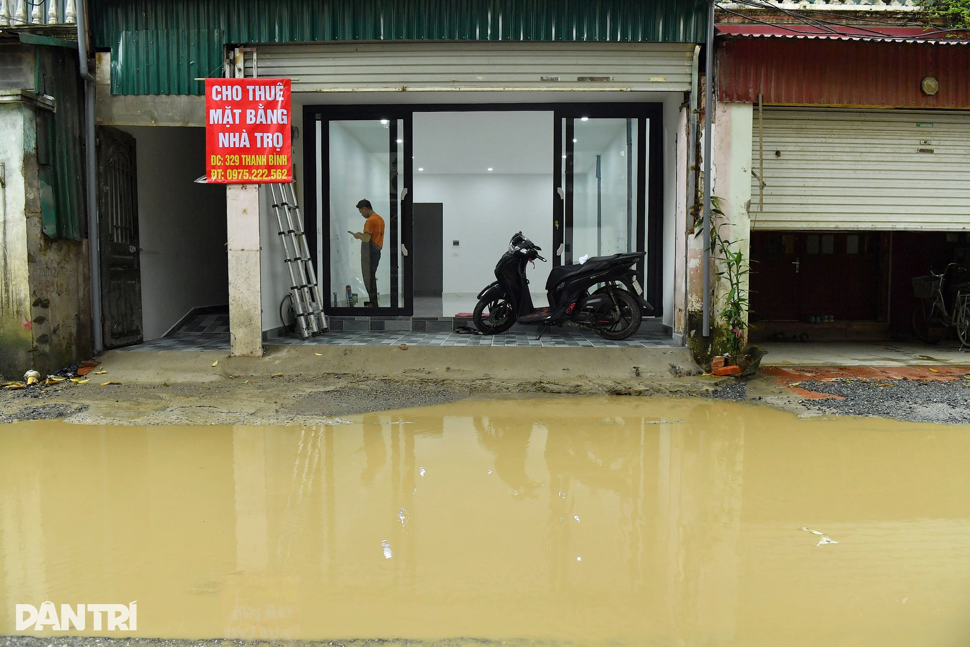 Hà Nội: Người dân khổ sở “vượt chướng ngại vật” trên đường Thanh Bình - 8 Hà Nội: Người dân khổ sở “vượt chướng ngại vật” trên đường Thanh Bình - 8