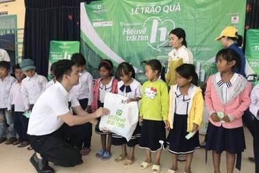 Các nghệ sĩ trên chuyến xe màu xanh yêu thương của Quỹ Hiểu về trái tim