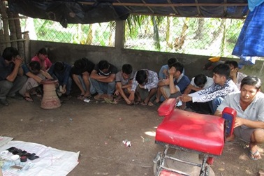 Bắt 12 đối tượng đang say sưa đánh bạc
