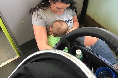 Bà mẹ cho con bú trên sàn tàu bẩn vì không hành khách nào chịu nhường ghế