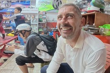 Khách Tây cùng người dân xếp hàng chờ tới đêm để sửa xe máy hỏng do ngập