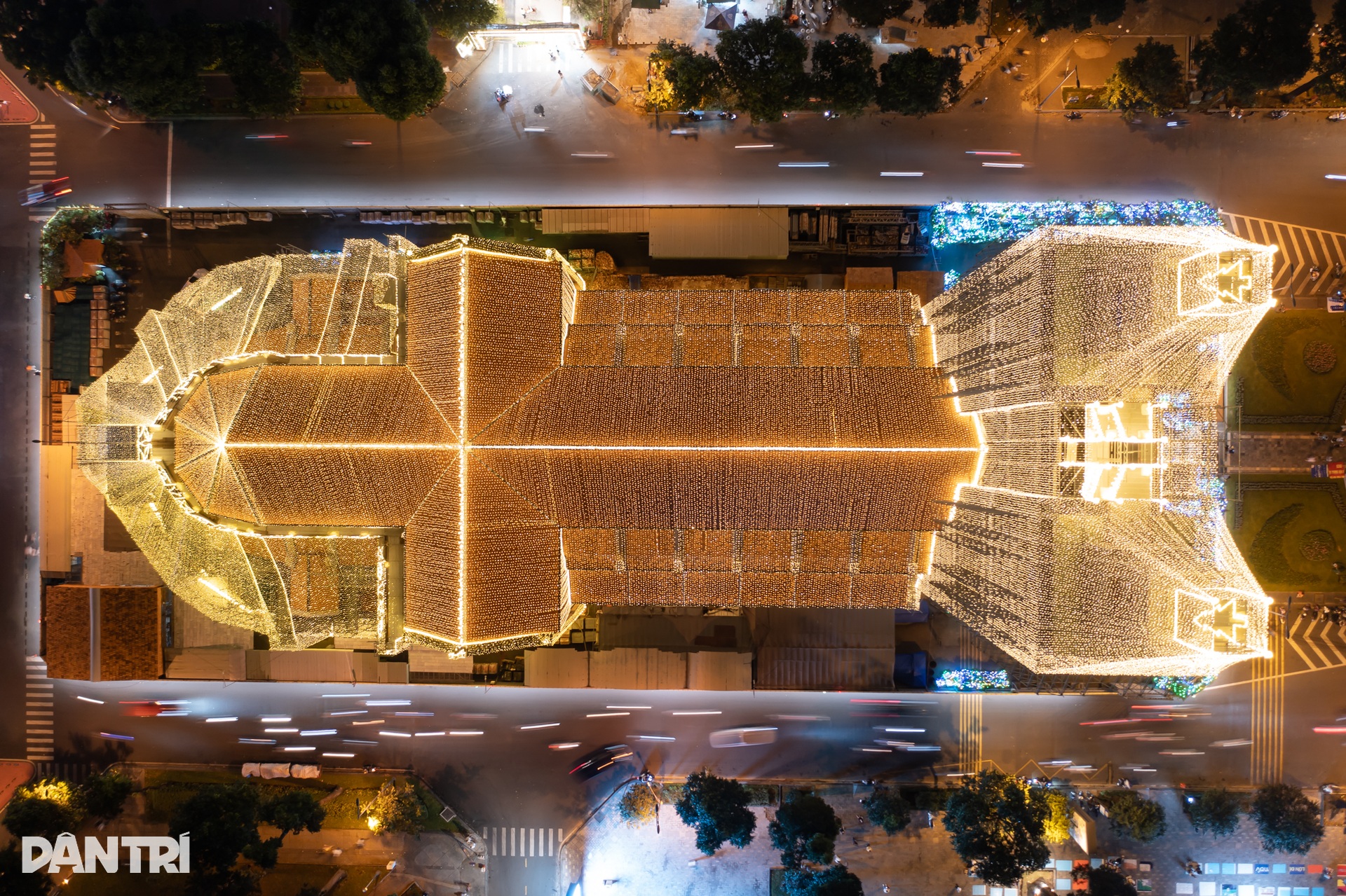 1.000km đèn LED thắp sáng Nhà thờ Đức Bà mùa Giáng sinh - 3