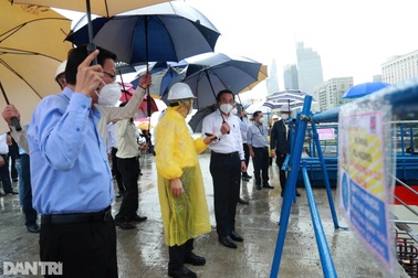 Lãnh đạo TPHCM "đội mưa" khảo sát cầu Thủ Thiêm 2 sau khi hợp long