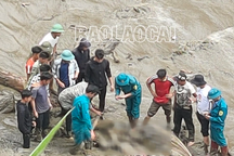 Tháo cạn hồ thủy điện tìm thi thể bé gái mất tích