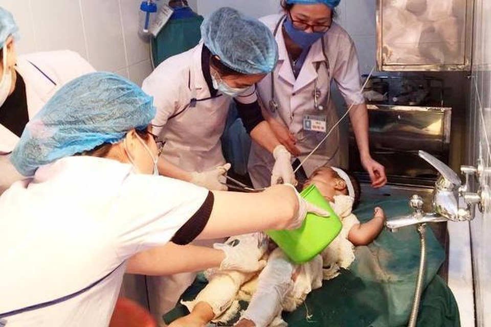 Chữa bỏng bằng nước mắm và rượu, cháu bé bị nhiễm trùng nặng - 1 Chữa bỏng bằng nước mắm và rượu, cháu bé bị nhiễm trùng nặng - 1