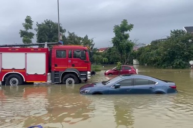 Xe ngập nước bị chết máy nằm la liệt trên đường ở Huế
