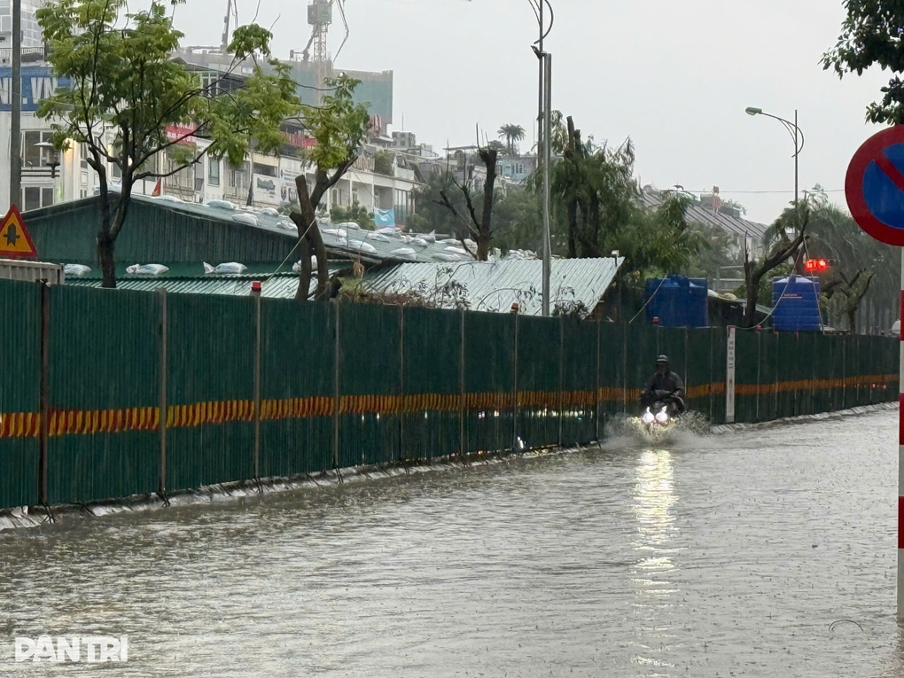 Ám ảnh cảnh dắt xe lội nước, đội mưa, dân công sở Hà Nội nghỉ làm hàng loạt - 2 Ám ảnh cảnh dắt xe lội nước, đội mưa, dân công sở Hà Nội nghỉ làm hàng loạt - 2