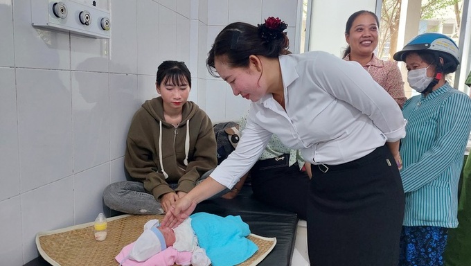 Tìm thân nhân trẻ sơ sinh bị bỏ rơi dưới cầu ở Long An - 1 Tìm thân nhân trẻ sơ sinh bị bỏ rơi dưới cầu ở Long An - 1