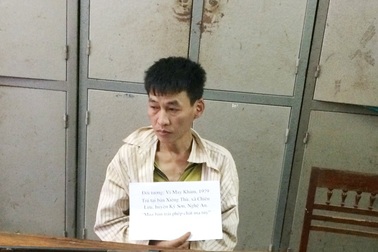 4 trinh sát quật ngã đối tượng buôn ma túy trang bị mìn tự chế