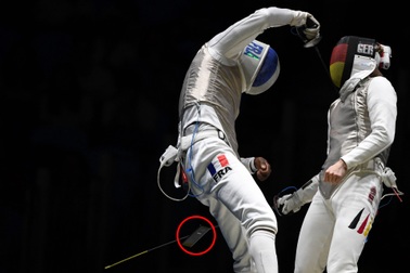 VĐV đấu kiếm phát ngượng vì sự cố rơi điện thoại lúc thi đấu