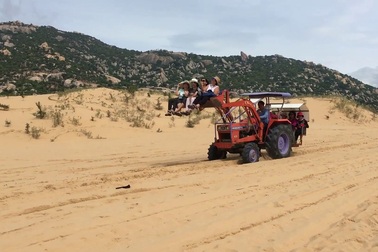 Ra Mũi Dinh, băng qua sa mạc cát bằng… máy cày