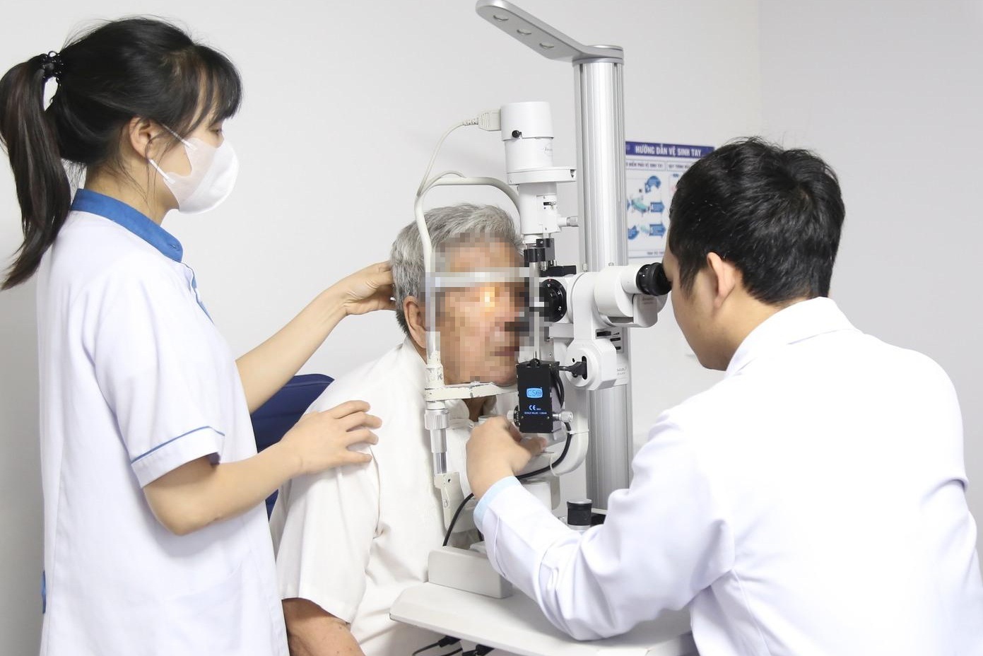 Người đàn ông suýt mù vì bị... gà trống nhảy lên đá vào mặt - 2