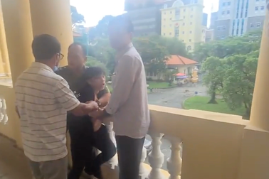Diễn biến bất ngờ vụ đương sự có ý định nhảy lầu tại tòa