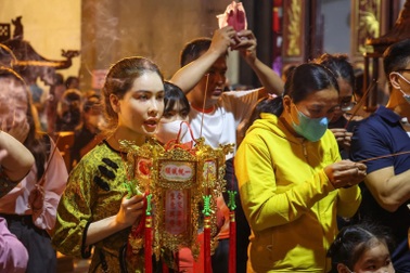 Hàng nghìn người đổ về chùa Ông TPHCM vay tiền lấy lộc đầu năm