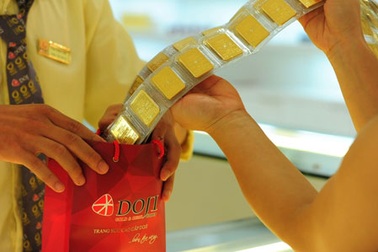 Giá vàng tiếp tục đi xuống 