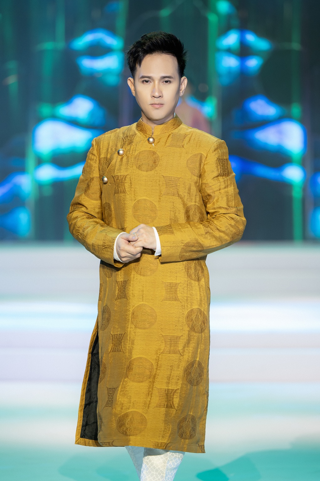 Siêu mẫu Minh Tú đẹp kiêu sa khi trình diễn áo dài - 1 Siêu mẫu Minh Tú đẹp kiêu sa khi trình diễn áo dài - 1