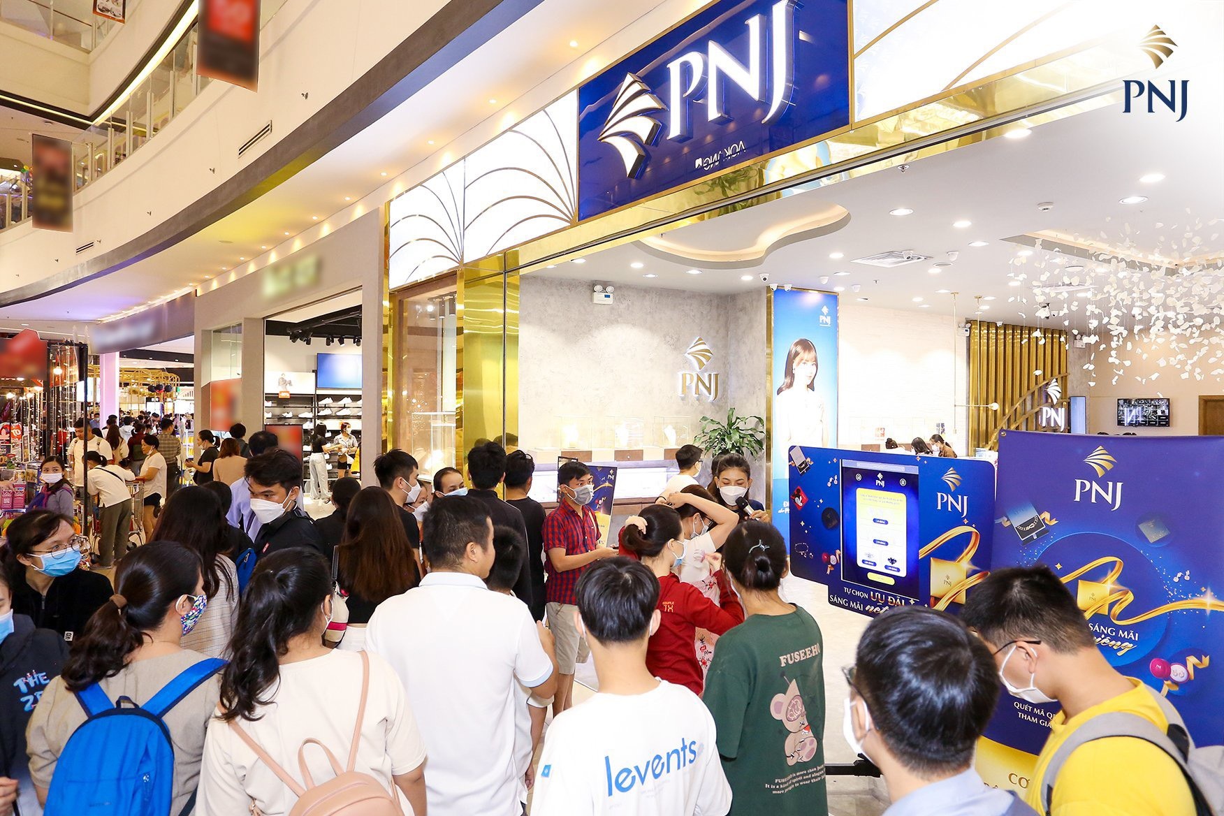 PNJ không ngừng mở rộng mạng lưới cửa hàng, đa dạng danh mục sản phẩm, cải tiến năng lực sản xuất (Ảnh: Giáp Trường).