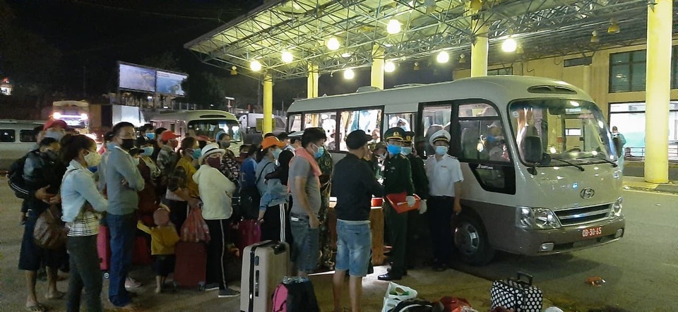 Bộ đội căng mình nơi cửa khẩu đón công dân từ Lào trở về - 6 Bộ đội căng mình nơi cửa khẩu đón công dân từ Lào trở về - 6